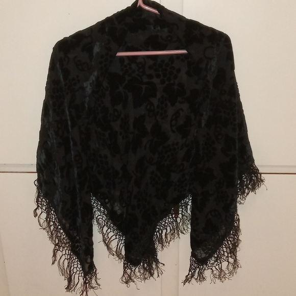 Vintage black velvet grape leaves pattern scarf. - Picture 3 of 3